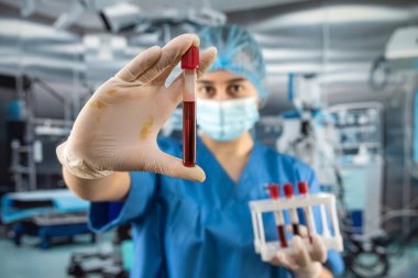 Hemşire analiz için test tüplerinde kan tutuyor. Klinik laboratuarında çalışıyorum.