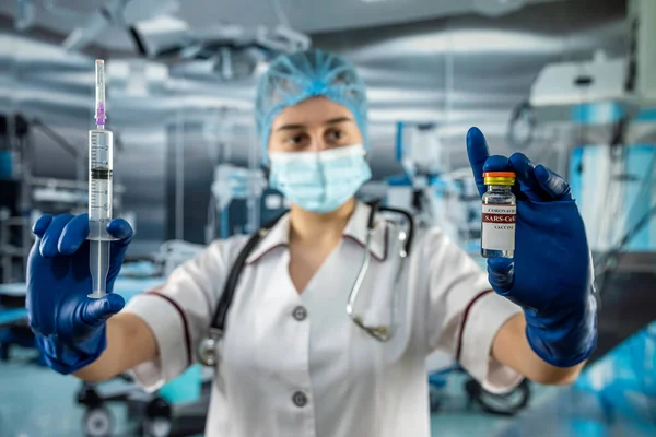 Porträt Einer Ärztin Uniform Handschuhe Mundschutz Präparieren Spritze Mit Antibiotikum — Stockfoto
