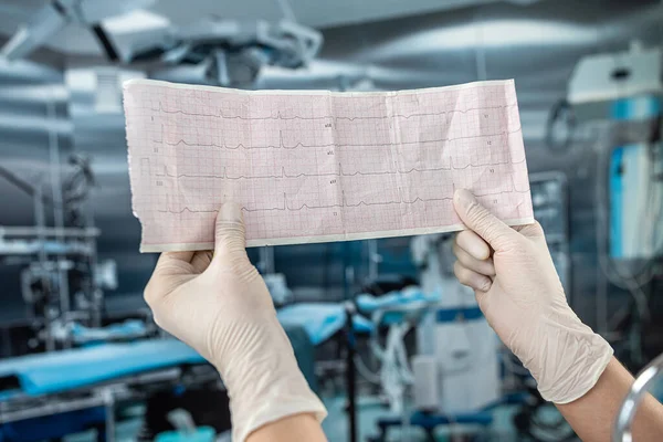 Ung Kvinnlig Läkare Tittar Hjärtats Kardiogram Till Patienten Operationssalen Sjukhuset — Stockfoto