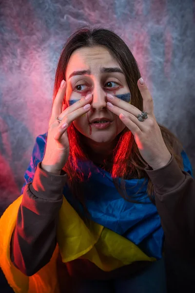Fájdalom Szomorúság Félelem Érzelmei Egy Fiatal Ukrán Arcán Akinek Zászlaja — Stock Fotó