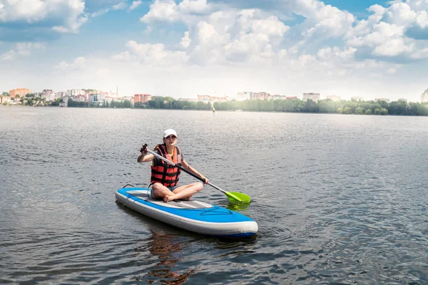 Charming Smiling Woman Rides Sup Paddle Board City Lake Active — Stock Photo, Image