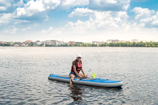 Mulher Sorridente Encantadora Monta Uma Prancha Remo Sup Torno Lago — Fotografia de Stock