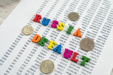 Ticari finans belgesinde Rusya 'nın varsayılan renk küpleriyle yazılmış metni. Rublonun çöküşü.