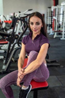 Genç bayan antrenör spor salonunda dinleniyor. Sağlık için spor. etkin yaşam biçimi