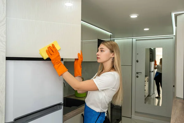 Sprzątanie Ładna Młoda Pokojówka Sprzątanie Sprayu Gąbki Ktchen Prace Domowe — Zdjęcie stockowe