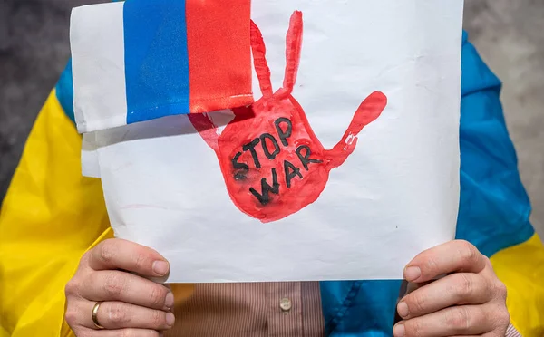 Hand Van Mens Houdt Een Poster Met Tekst Stop Oorlog — Stockfoto