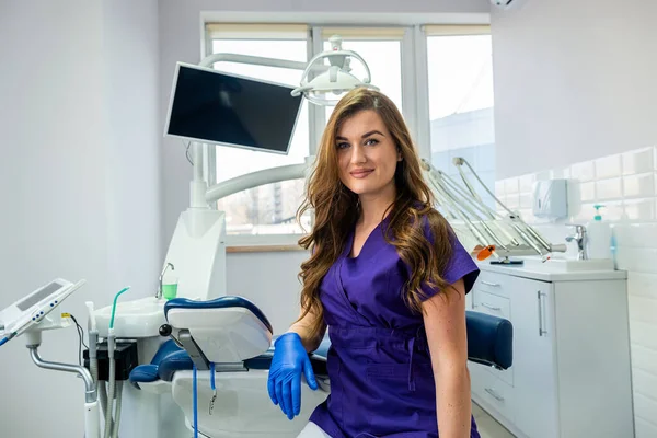 Retrato Amable Dentista Feliz Mujer Uniforme Paciente Espera Clínica Moderna —  Fotos de Stock