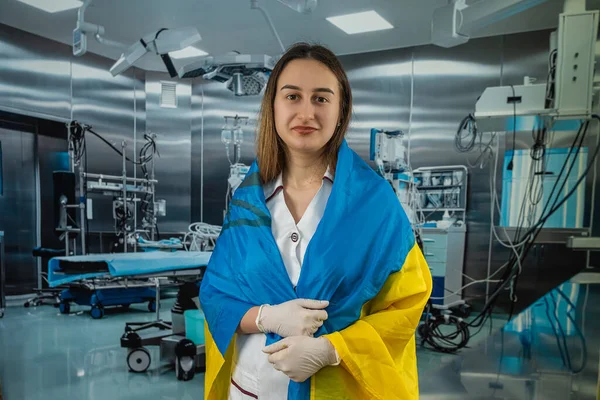 Mooie Vrouwelijke Chirurg Verpleegster Poseert Steunt Mensen Oekraïense Vlag Tijdens — Stockfoto