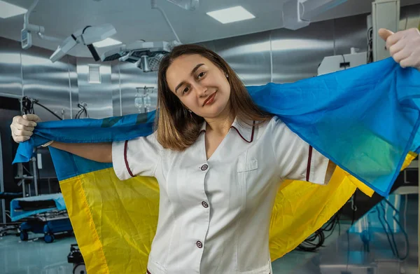 Bonita Cirurgiã Enfermeira Posa Apoia Pessoas Bandeira Ucraniana Durante Guerra — Fotografia de Stock