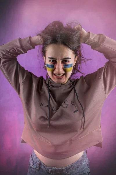 Protesto Contra Guerra Mulher Ucraniana Bandeira Nacional Mostra Todas Emoções — Fotografia de Stock