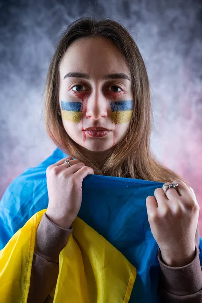우크라이나 국민의 깃발을 우크라이나 애국자는 평화에 희망을 나타낸다 — 스톡 사진