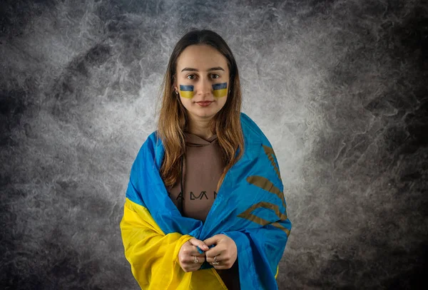 Vrouw Gewikkeld Een Oekraïense Vlag Huilt Oorlog Begonnen Door Rusland — Stockfoto