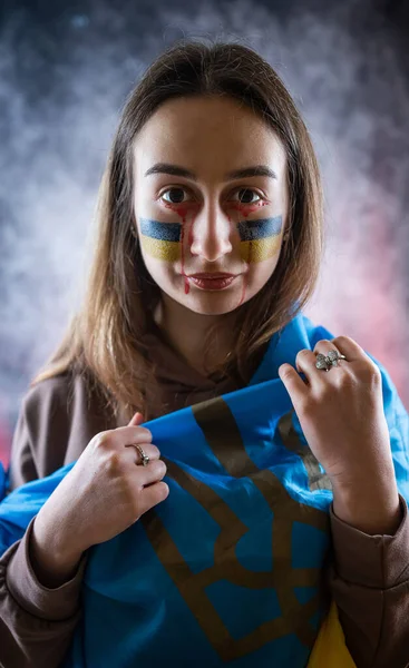 Woman Wrapped Ukrainian Flag Cries War Started Russia Pray Ukraine — Stock Photo, Image