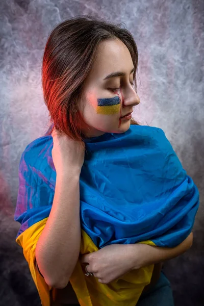 러시아 가시작 전쟁에 우크라이나 국기를 여성이 울부짖고 우크라 이나를 기도하고 — 스톡 사진