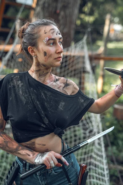 Joven Hermosa Mujer Utiliza Pantano Barro Cuerpo Como Camuflaje Bosque —  Fotos de Stock