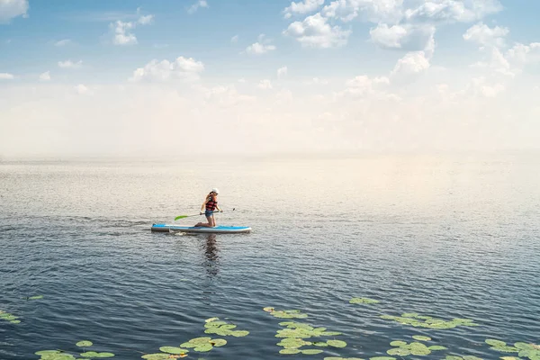 Mujer Joven Relajarse Sup Stand Paddle Board Verano Concepto Vacaciones — Foto de Stock