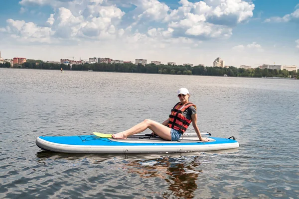 Jovem Mulher Usar Colete Salva Vidas Paddle Embarque Lindo Lago — Fotografia de Stock