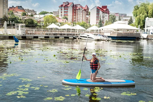 Jovem Mulher Usar Colete Salva Vidas Paddle Embarque Lindo Lago — Fotografia de Stock