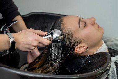 Güzellik salonlarında, uzman ustalar saç bakımından önce kafalarını yıkarlar. Saç yıkama konsepti. Güzellik salonu konsepti ve hizmetleri.
