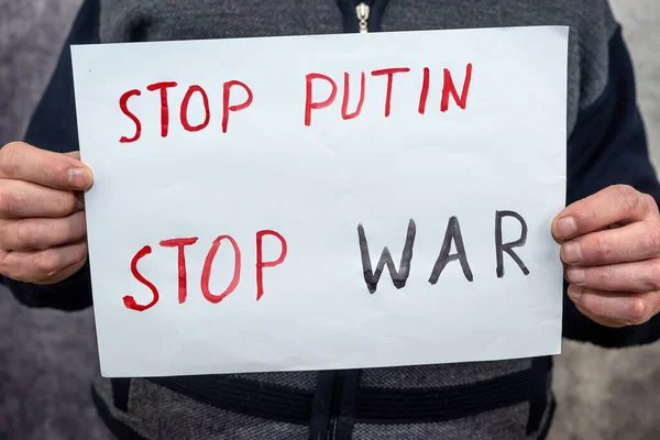 Manos Masculinas Sosteniendo Pancarta Con Inscripción Stop Putin Rusia Agresor —  Fotos de Stock