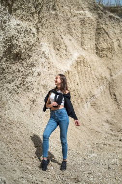 Çekici genç kız kumlu bir kanyon taşocağında seyahat ediyor ve yaz tatilinin tadını çıkarıyor.