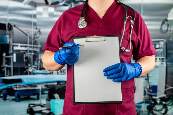 Médico Usar Uniforme Guantes Estetoscopio Soporte Con Portapapeles Médico Habitación — Foto de Stock