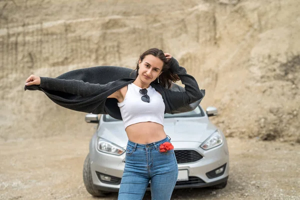 Jolie Jeune Fille Posant Près Voiture Dans Une Carrière Sable — Photo