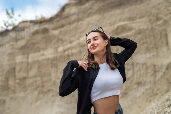 Sportliches Mädchen Top Und Jeans Posiert Sommer Einem Sandsteinbruch Gesunder — Stockfoto