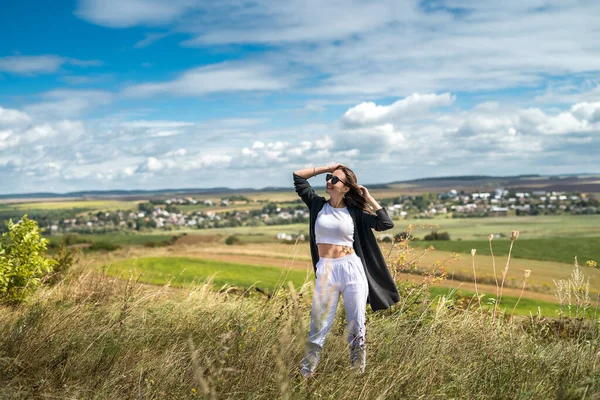 Giovane Donna Ucraina Cammina Una Calda Giornata Estiva Nel Campo — Foto Stock