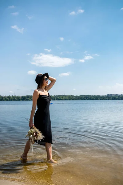 Красивая Женщина Ходит Босиком Вечернем Черном Платье Черной Шляпе Городском — стоковое фото