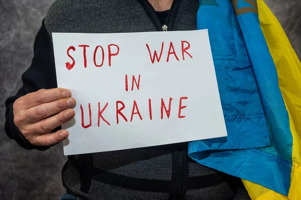 Мужская Рука Держит Плакат Текстом Остановить Войну Украине Полная Изоляция — стоковое фото