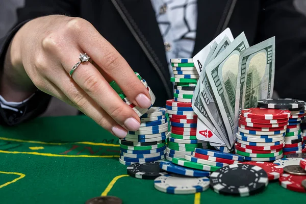 Jugador Femenino Cuenta Con Fichas Dinero Aumenta Apuesta Jugando Póquer — Foto de Stock