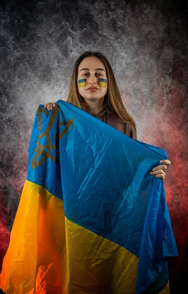 Всі Емоції Болю Смутку Страху Обличчі Молодої Української Жінки Прапором — стокове фото