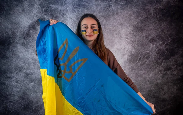 Всі Емоції Болю Смутку Страху Обличчі Молодої Української Жінки Прапором — стокове фото