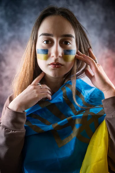 깃발을 평화에 희망을 우크라이나 여성의 얼굴에 공포의 했습니다 러시아 — 스톡 사진