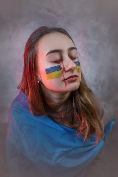 ウクライナの人々のための自由 旗を持つウクライナの愛国者は悲しみと平和への希望を示しています — ストック写真