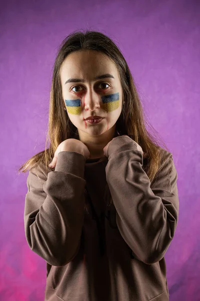 Ganska Ung Rädd Kvinna Med Ukraina Flagga Ansiktet Isolerad Dard — Stockfoto