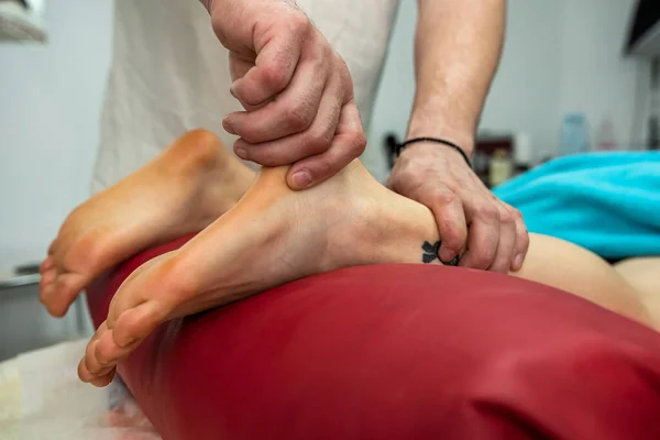 在按摩院里 足部按摩女病人是一种完全放松的按摩方式 工作期间的脊医 — 图库照片