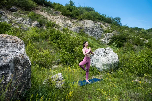 Young Girl Athlete Came Mountains Nature Stretch Outdoors Concept Stretching — Stock Photo, Image