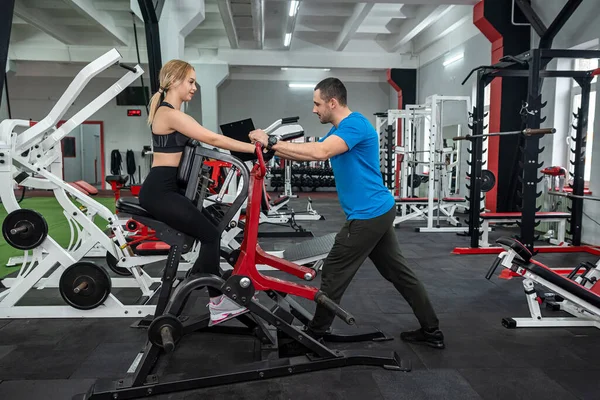 Personal Trainer Helping Slim Wiman Doing Workout Health Club Energy — Zdjęcie stockowe