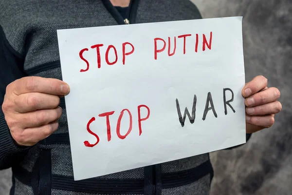Manos Masculinas Sosteniendo Pancarta Con Inscripción Stop Putin Rusia Agresor —  Fotos de Stock