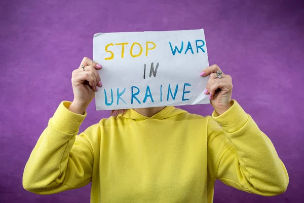 Vrouwelijke Activiste Houden Poster Geen Oorlog Stoppen Oorlog Stoppen Poetin — Stockfoto