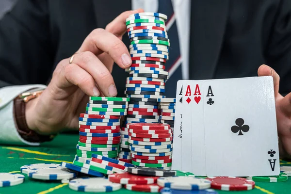 Homem Elegante Terno Preto Segurando Cartas Fichas Poker Cassino Jogo — Fotografia de Stock