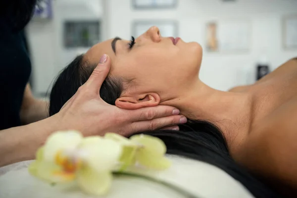 Attrayant Jeune Femme Est Couché Reçoit Traitement Spa Massage Visage — Photo