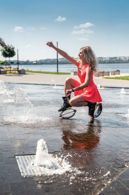 Egzersiz yapan kadın antrenör Kangoo botlarıyla zıplıyor. Açık hava spor, yaşam tarzı.