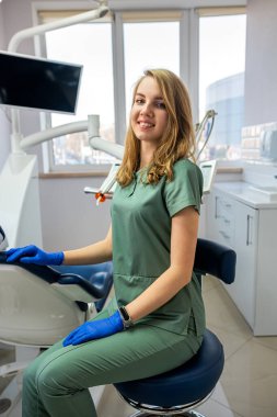 Diş kliniğinde üniformalı güzel bir dişçinin portresi.. 