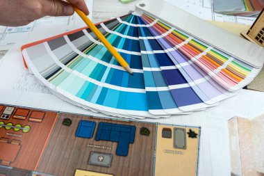 Renk paletli ev planları ve ev için en iyi boyayı seçecek aletler. Dairenin onarımı ve yenilenmesi.