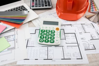 Ev planı tasarımı, tamir aletleri, masasında miğfer. Gayrimenkul ve daire kavramı