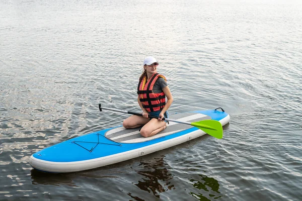 Jeune Femme Détendre Sur Sup Stand Paddle Board Été Concept — Photo