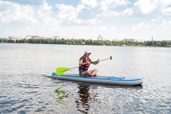 Donna Riposo Pedalate Una Baia Lago Della Città Perfetto Trascorrere — Foto Stock